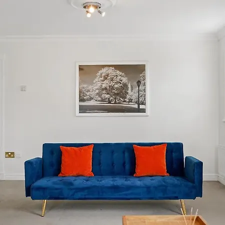 3 Bed 3 Bath Penthouse In York City Centre Apartment *