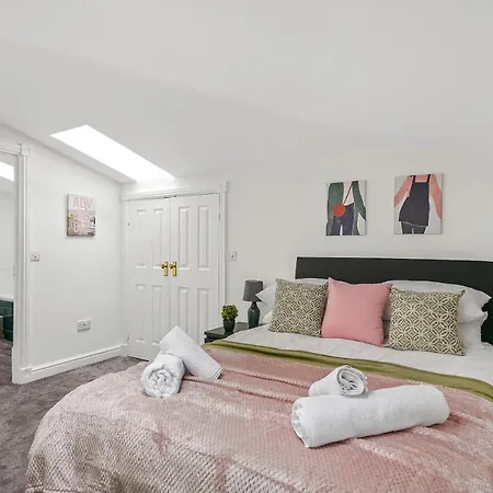 3 Bed 3 Bath Penthouse In York City Centre Apartment *
