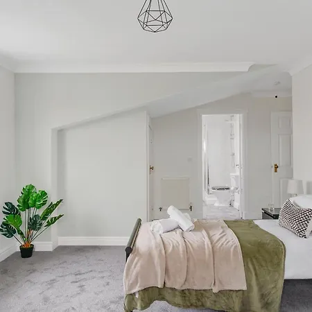 Apartment 3 Bed 3 Bath Penthouse In York City Centre
