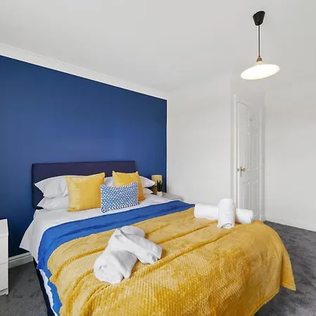 Apartment 3 Bed 3 Bath Penthouse In York City Centre *